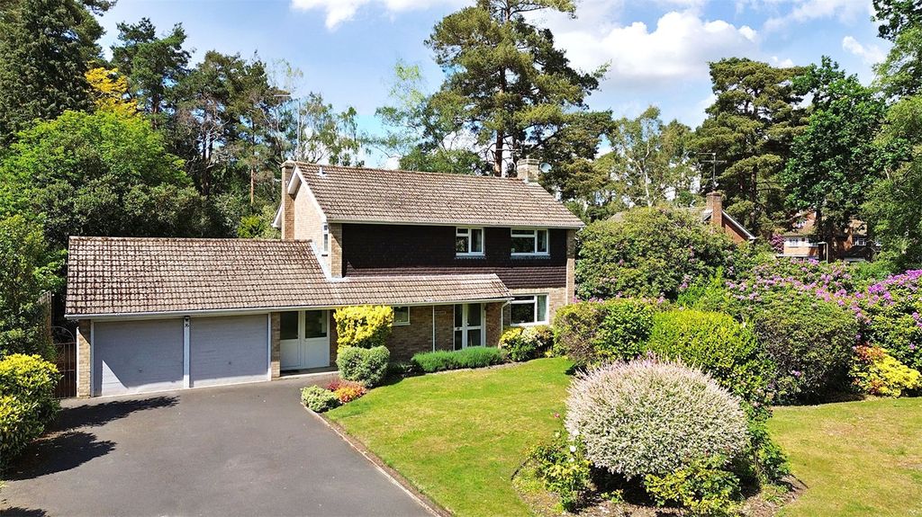 4 bed detached house for saleDinorben Close, Fleet, Hampshire GU52