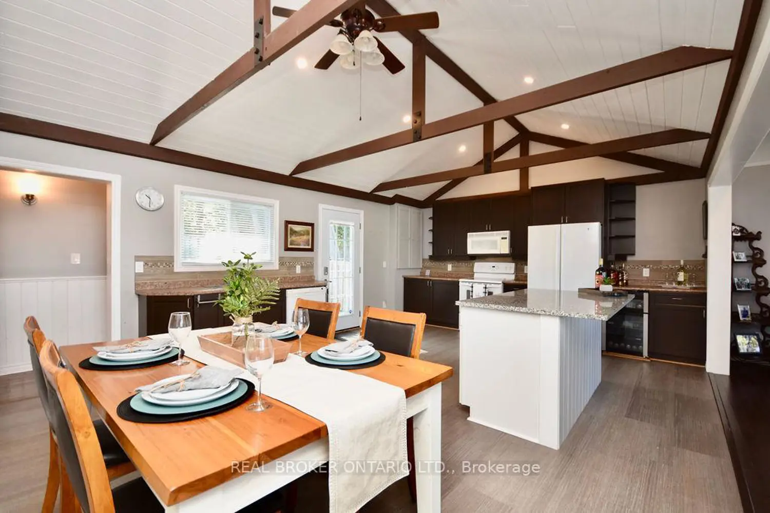 5818 Victoria Park Road photo 2