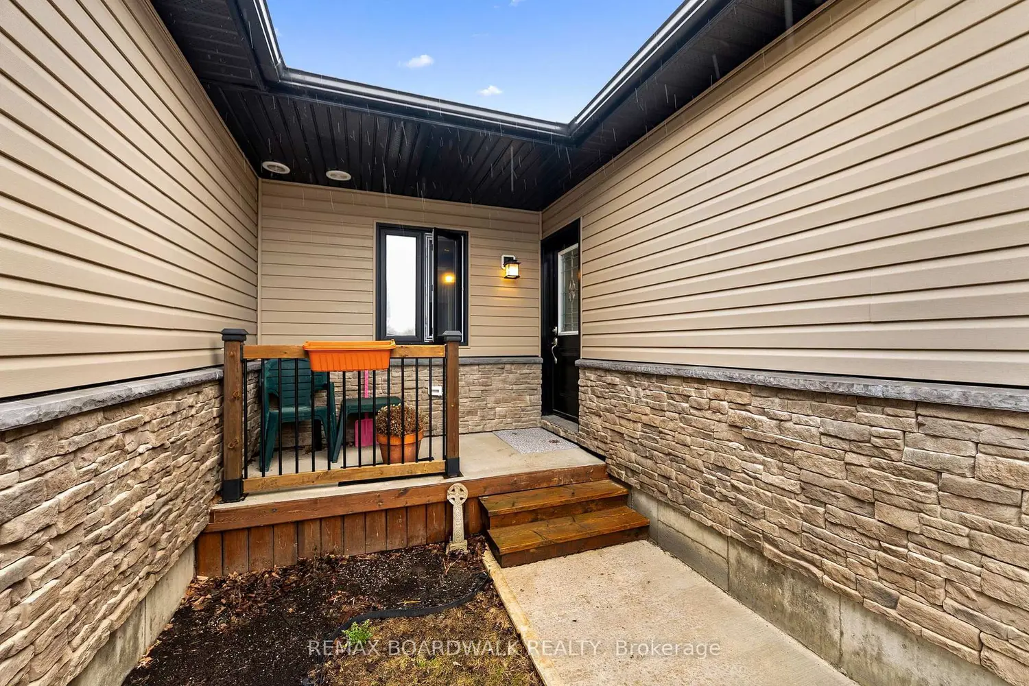32 David Street B photo 2