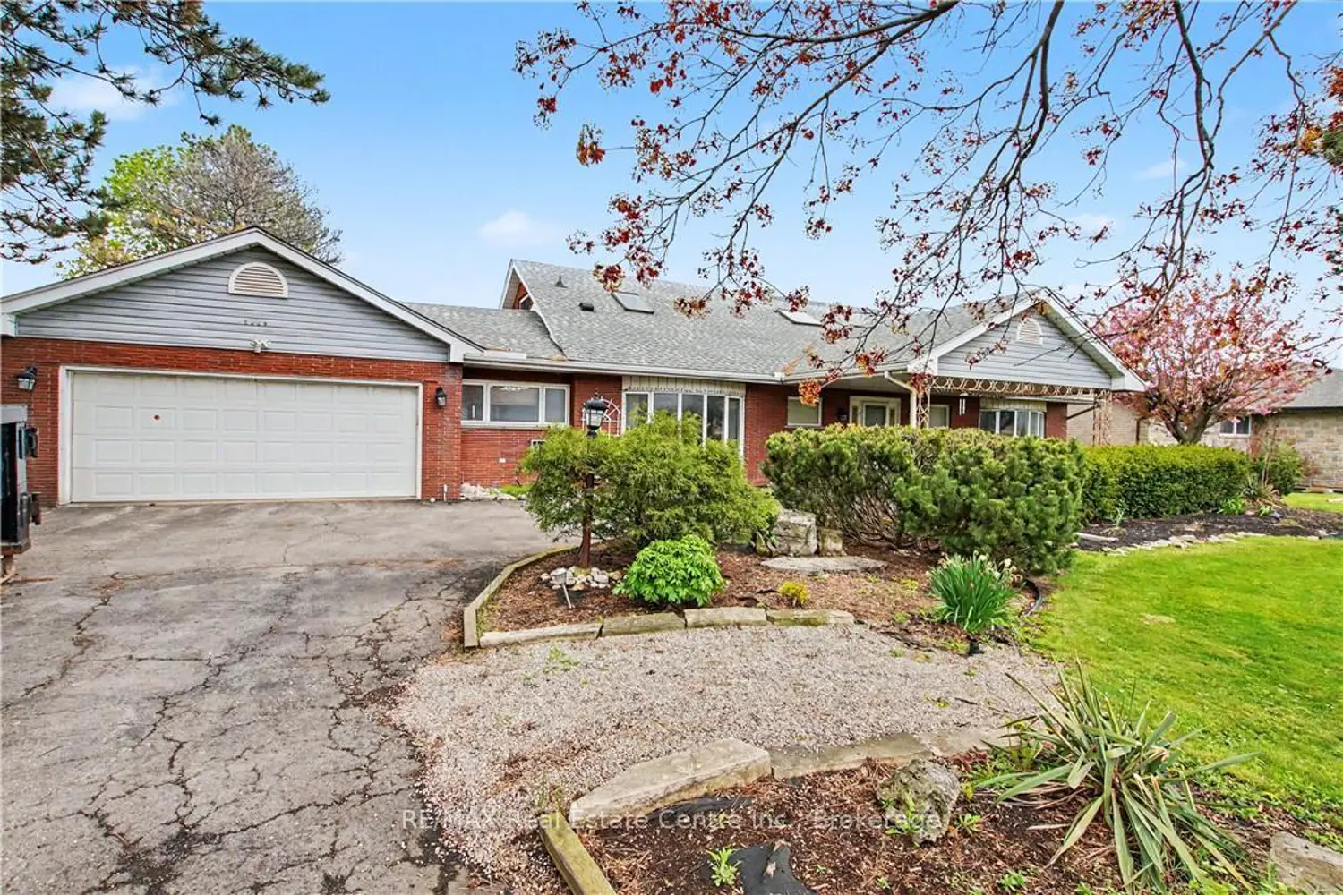1061 North Service Road photo 2
