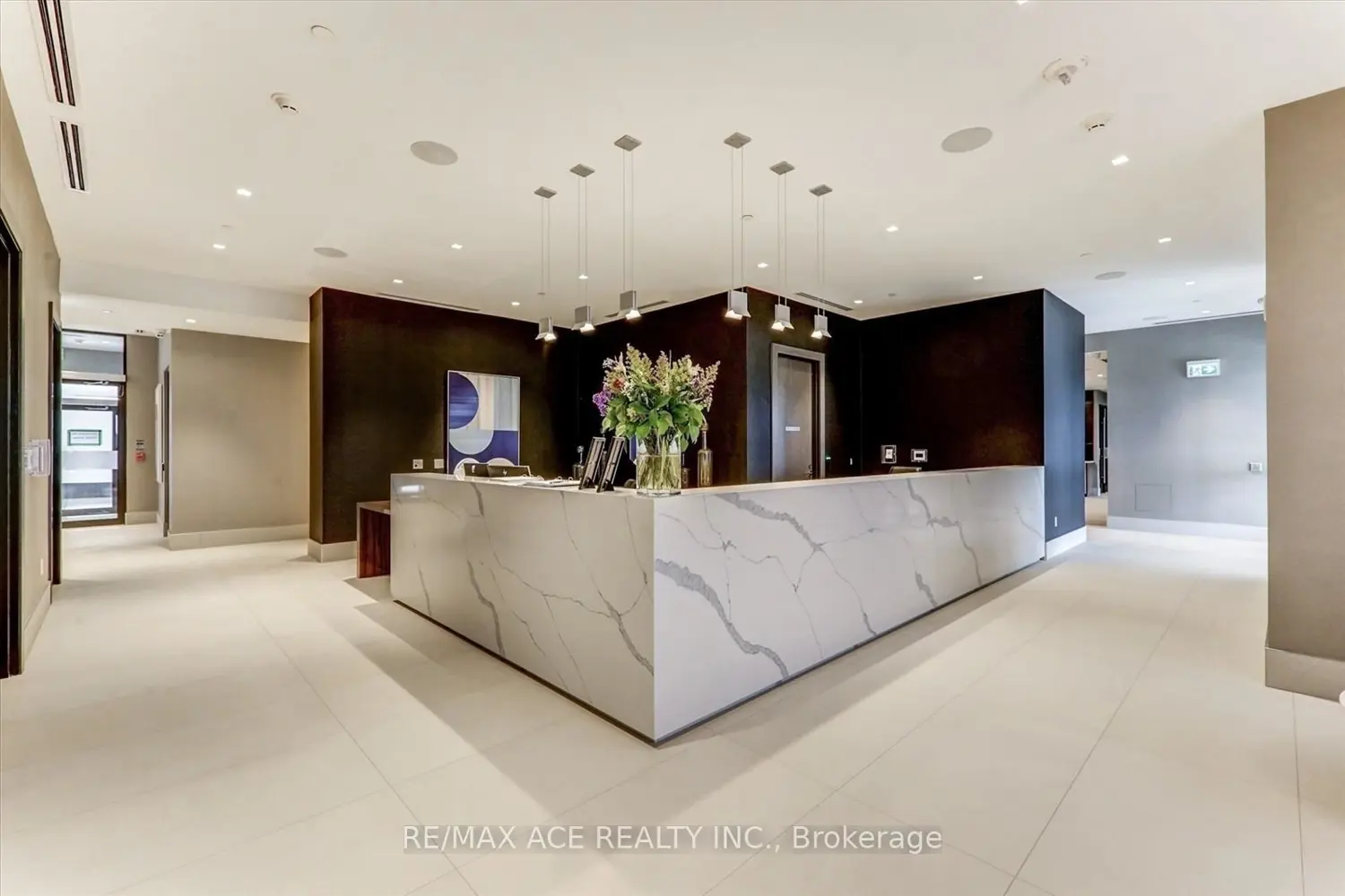 2550 Simcoe Street 809 photo 2