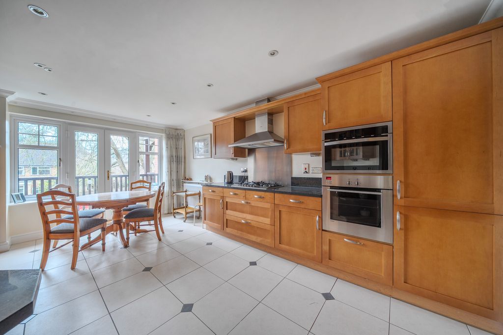 Additional image 11 of 3 bed flat for saleHeritage Gate, Gerrards Cross SL9