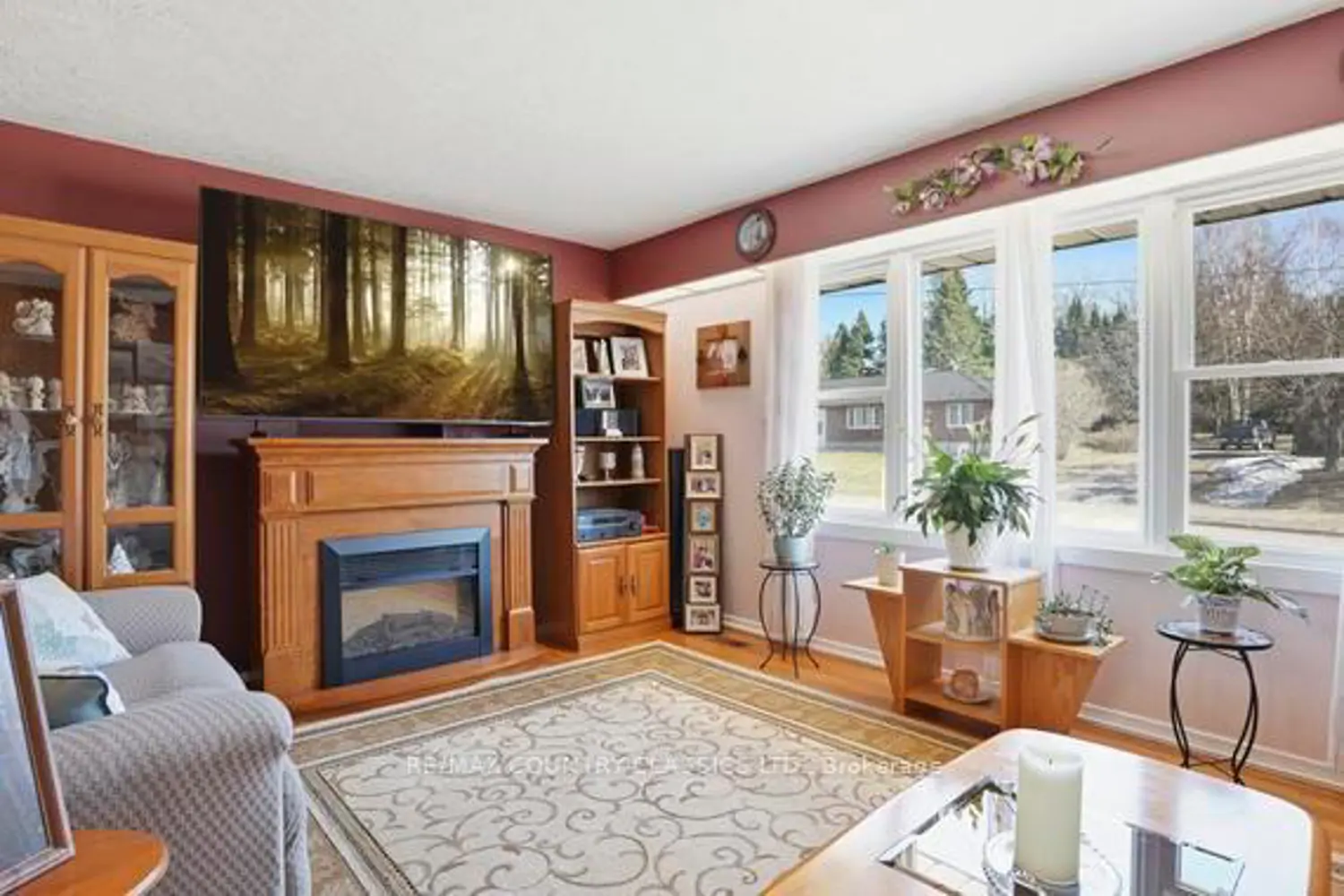 99 Maple Street photo 5