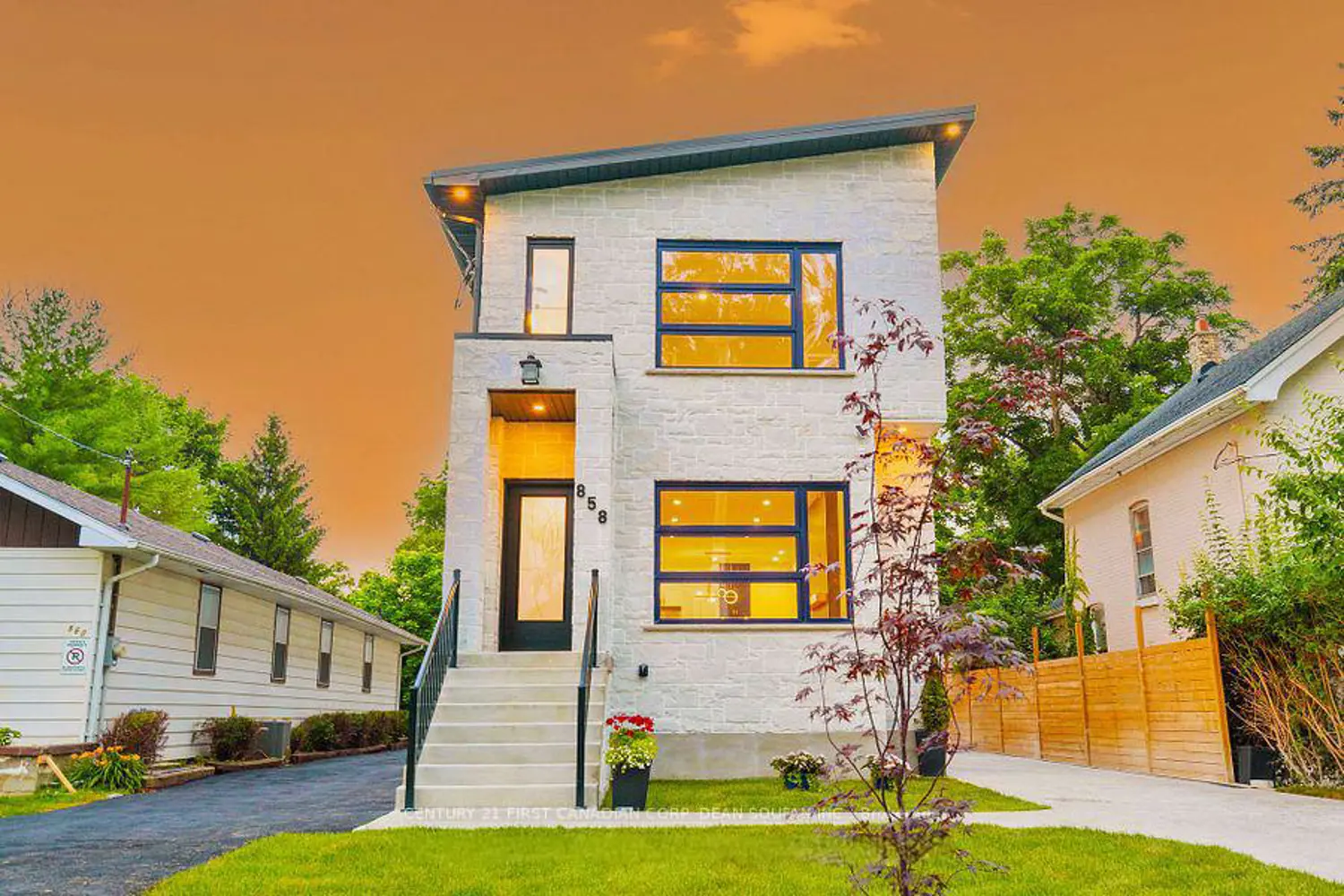 858 William Street photo 3
