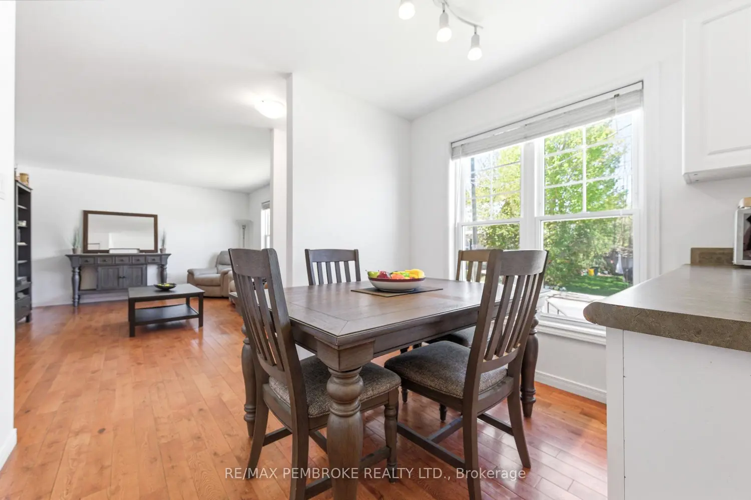 257 Fraser Street photo 3