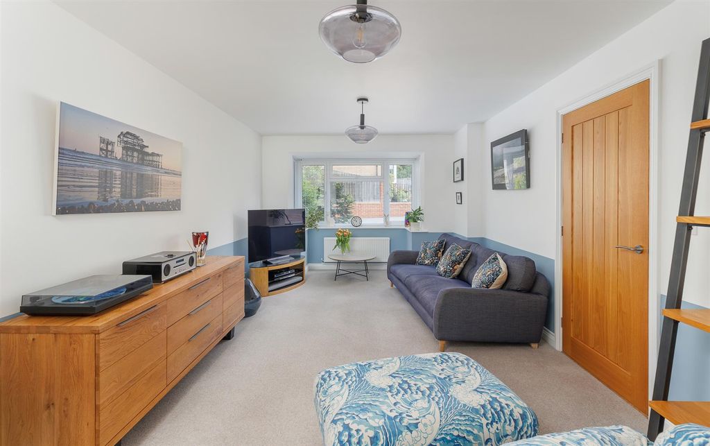 Additional image 8 of 5 bed detached house for saleHooke Close, Freshwater PO40