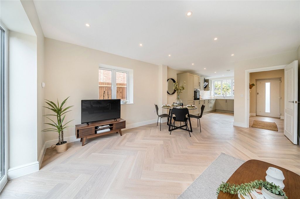 Additional image 8 of 3 bed semi-detached house for salePark Road, Farnborough, Hampshire GU14