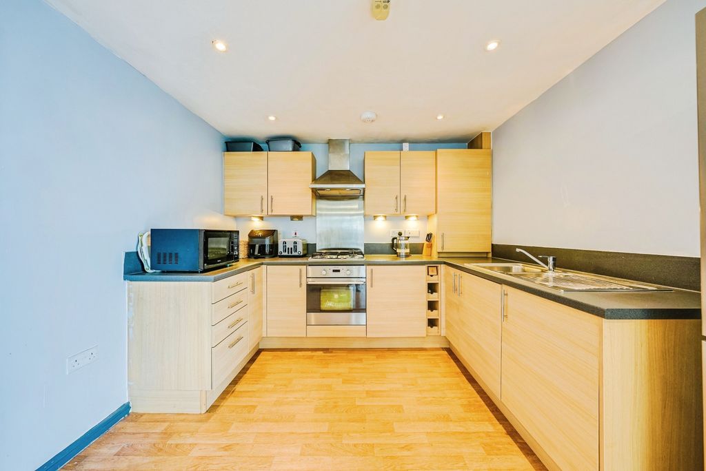 2 bed flat for saleDulcie Close, Greenhithe DA9 photo 4