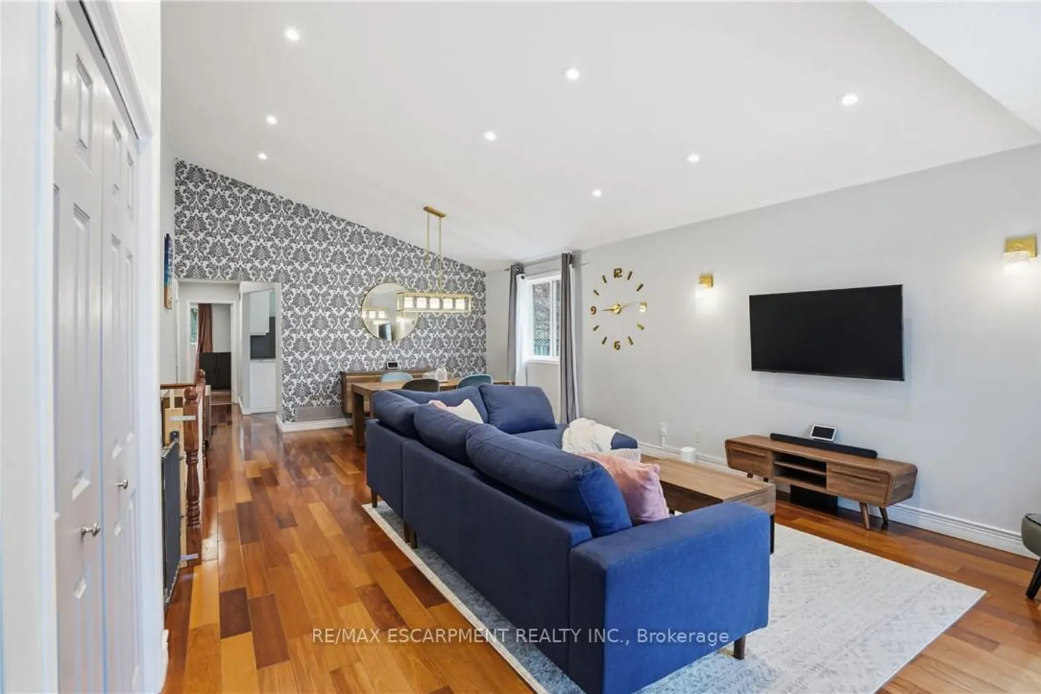 2 Amore Boulevard photo 2