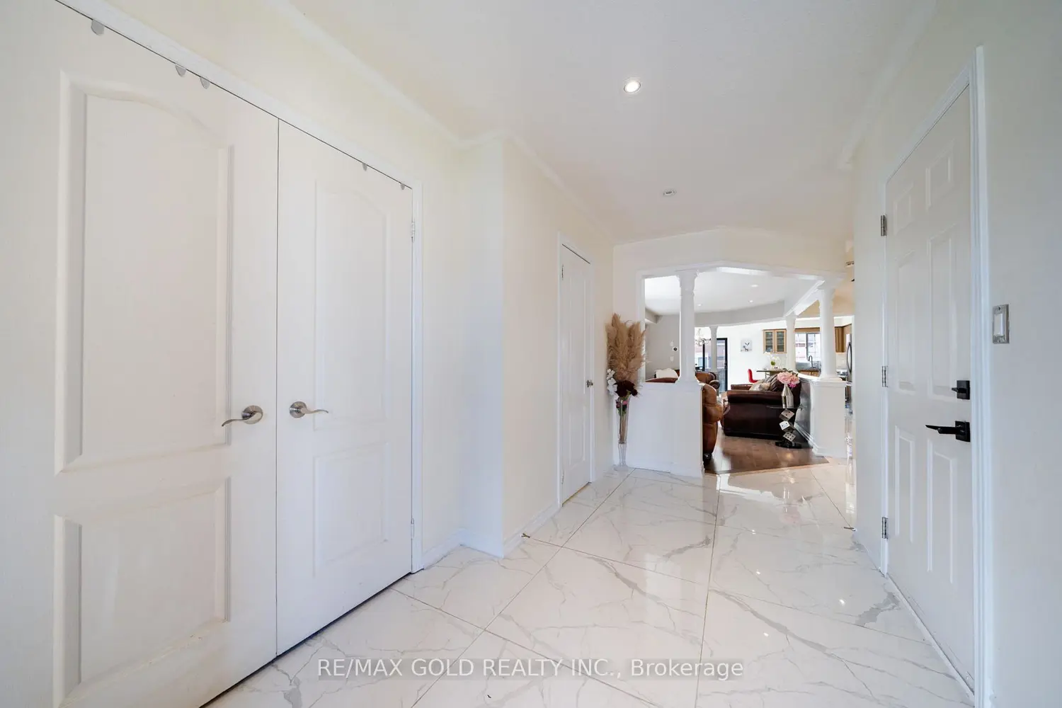 19 Spring Valley Court photo 3