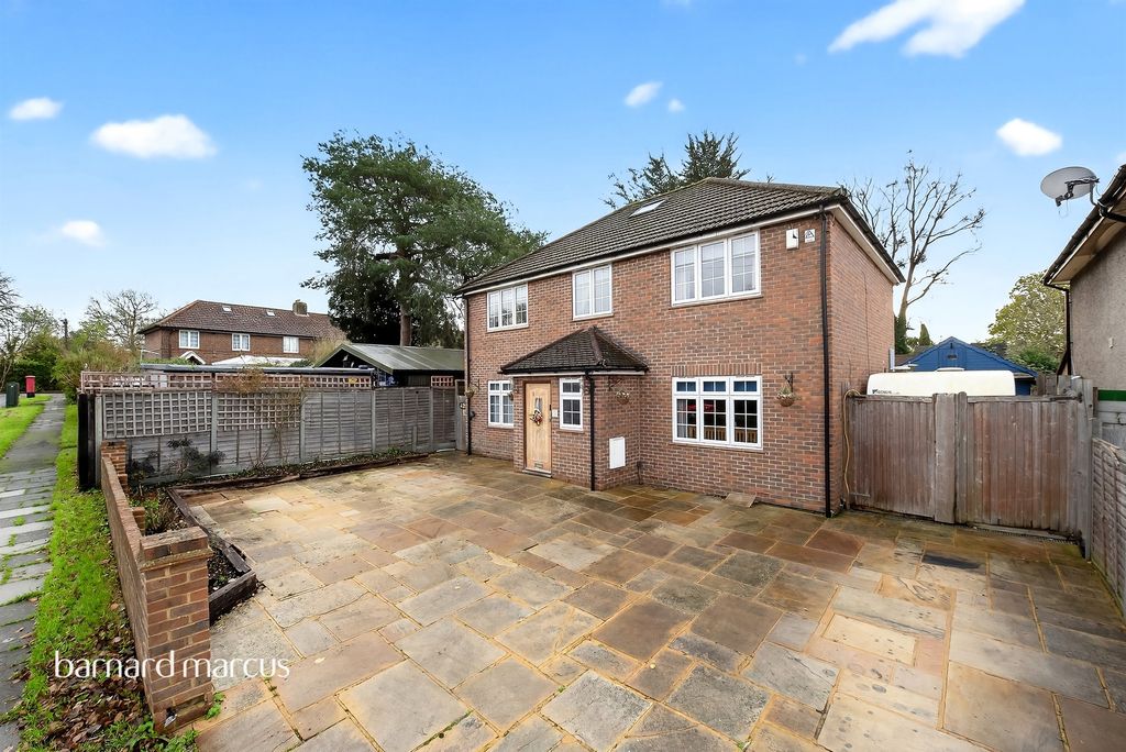 4 bed detached house for saleQueens Way, Hanworth Park TW13