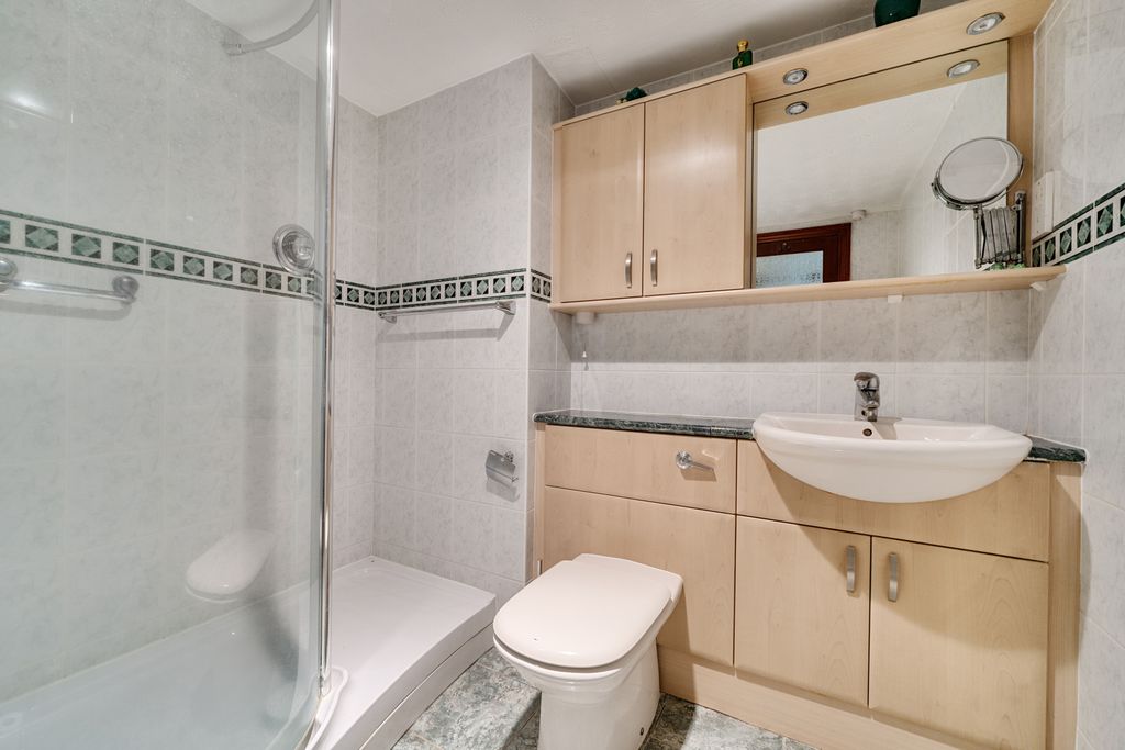 Additional image 6 of 3 bed flat for saleRaylands Mead, Gerrards Cross, Buckinghamshire SL9