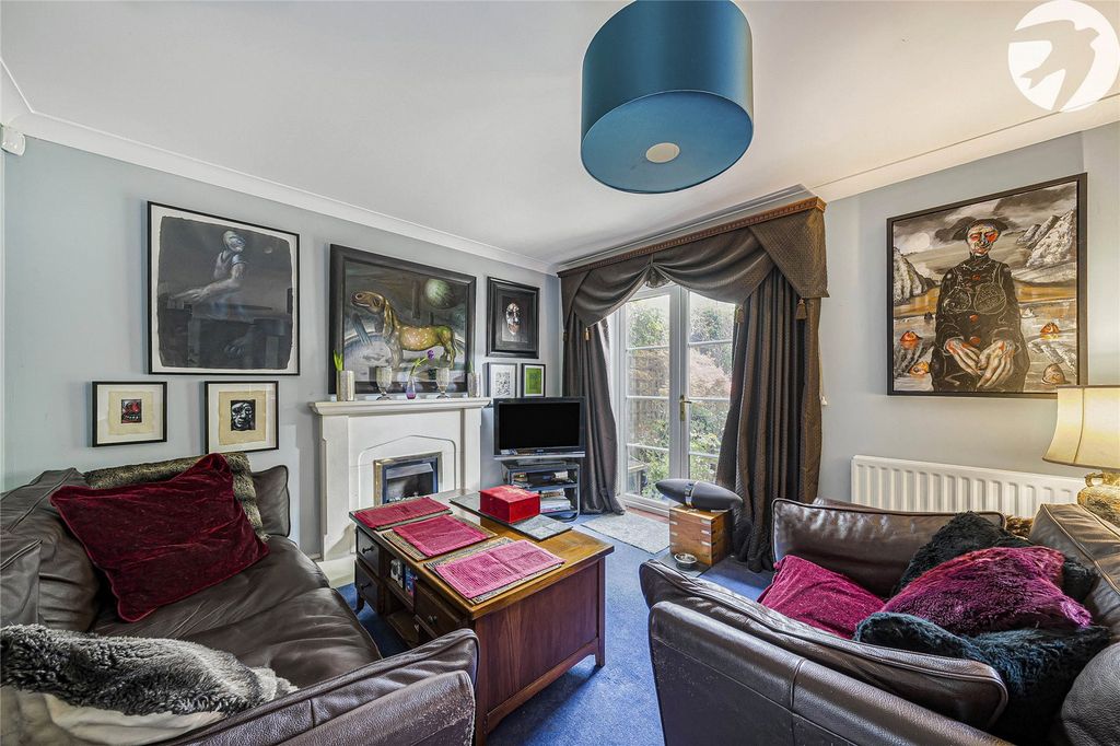 4 bed link detached house for saleWatermans Way, Greenhithe, Kent DA9 photo 2