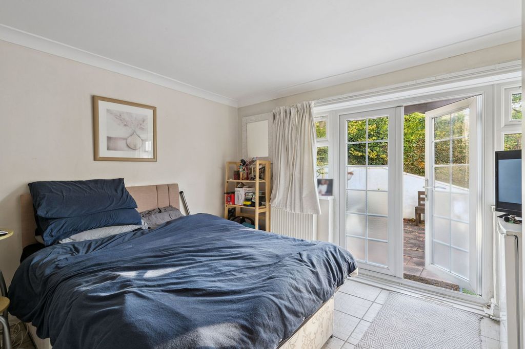 Additional image 11 of 3 bed flat for saleAmersham Road, Gerrards Cross SL9
