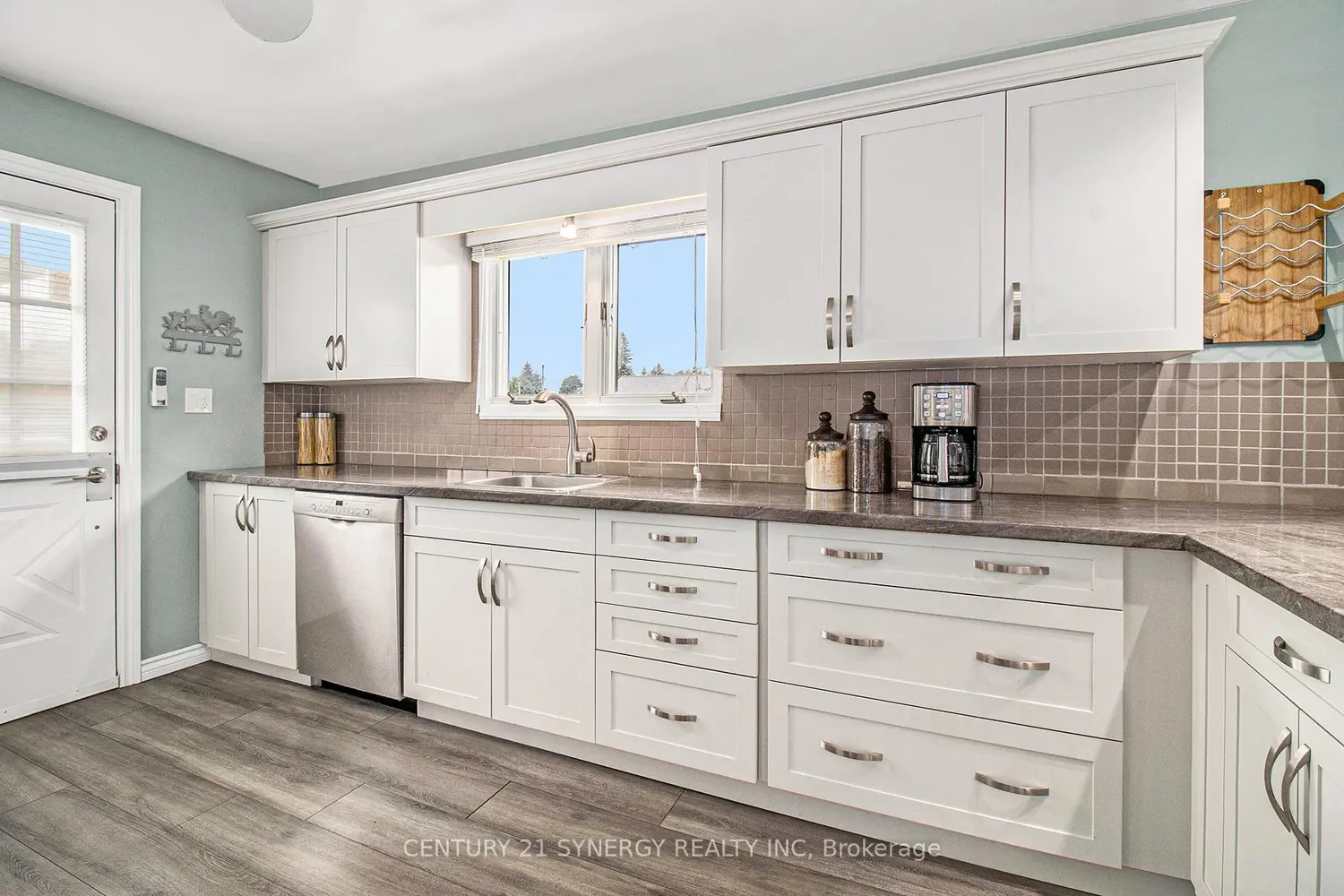 92 Jasper Avenue photo 4