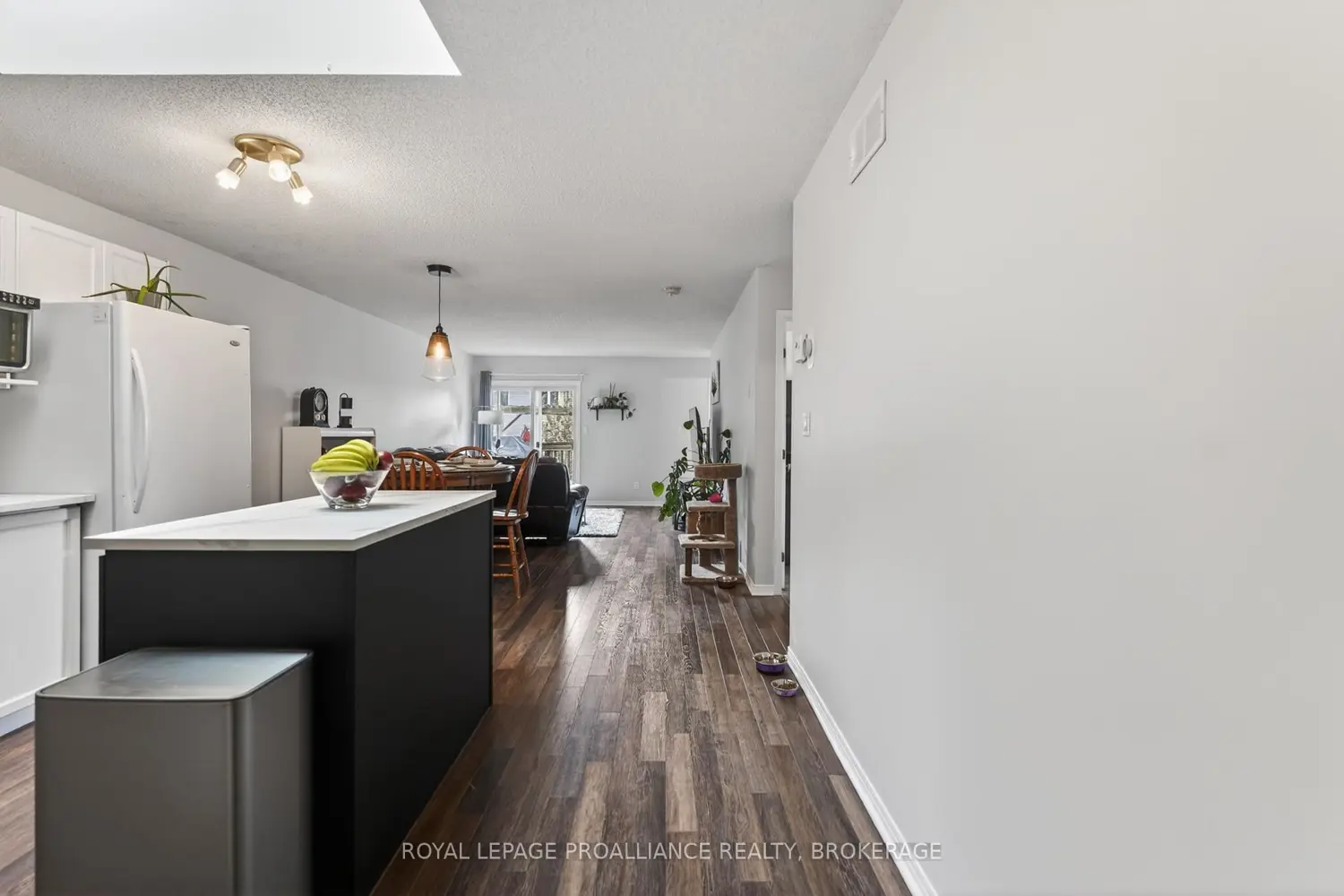 459 Maureen Street photo 2