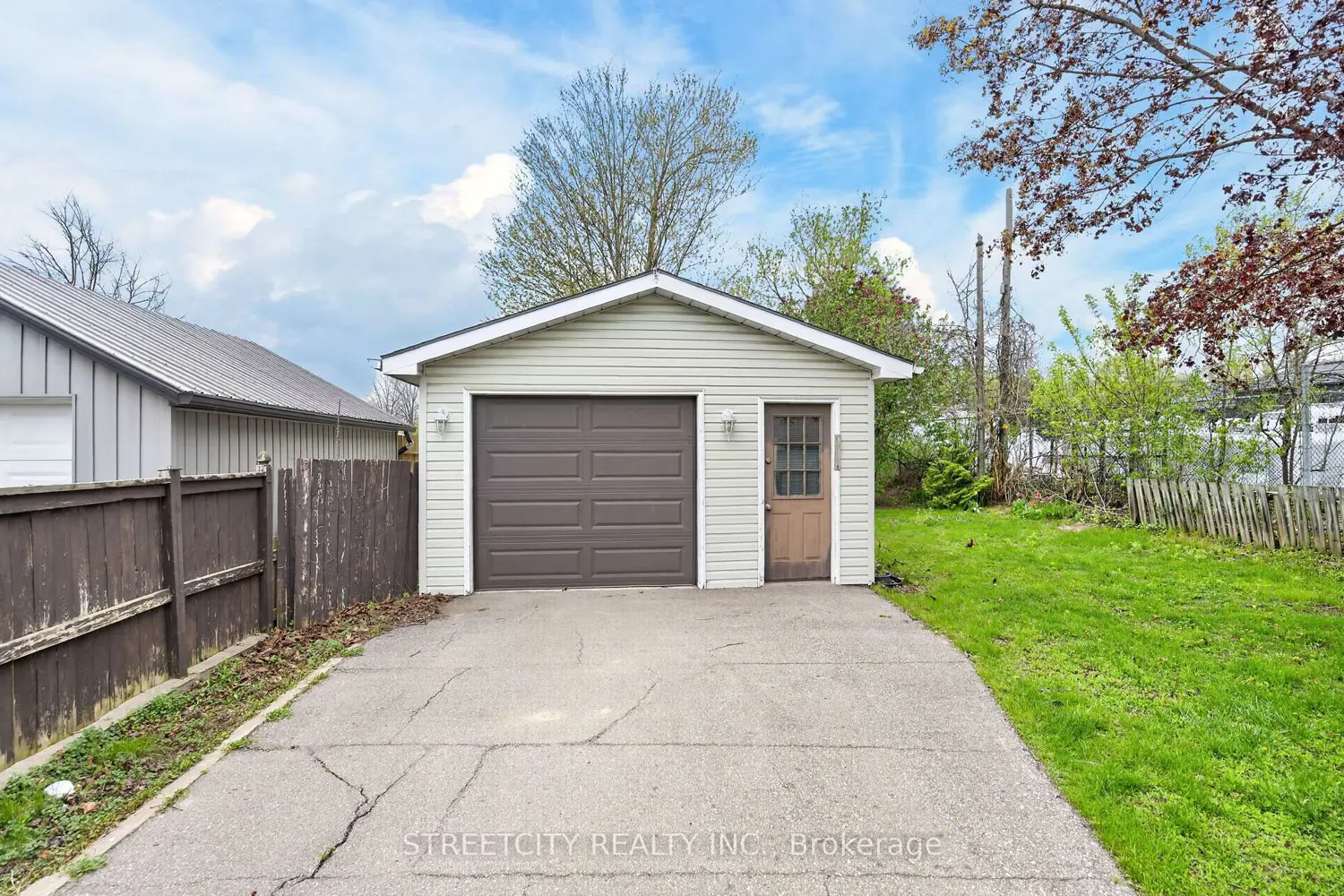 384 Brock Street photo 5