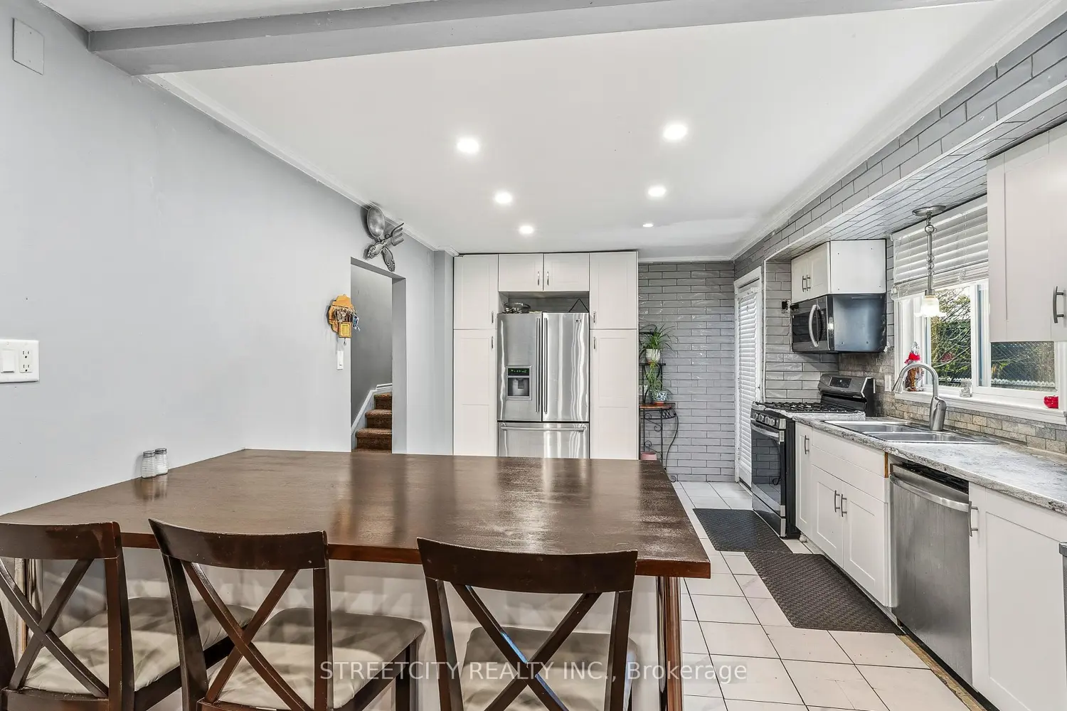 68 Downing Crescent photo 3