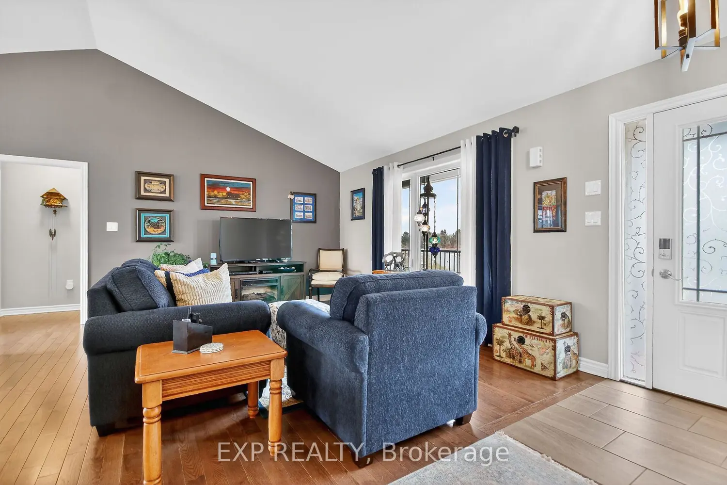 305 Moore Crescent photo 4