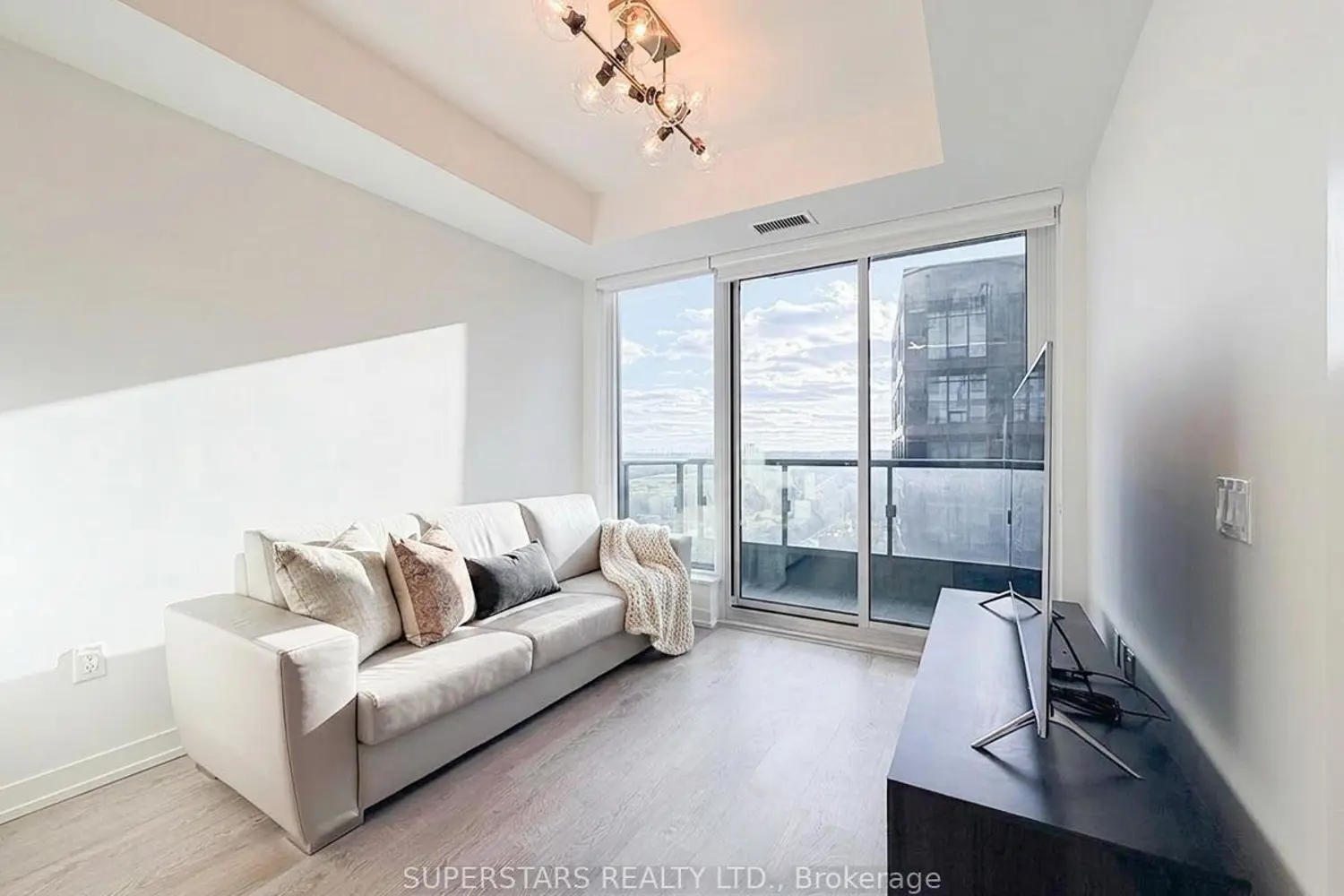 8868 Yonge Street 1609E photo 5