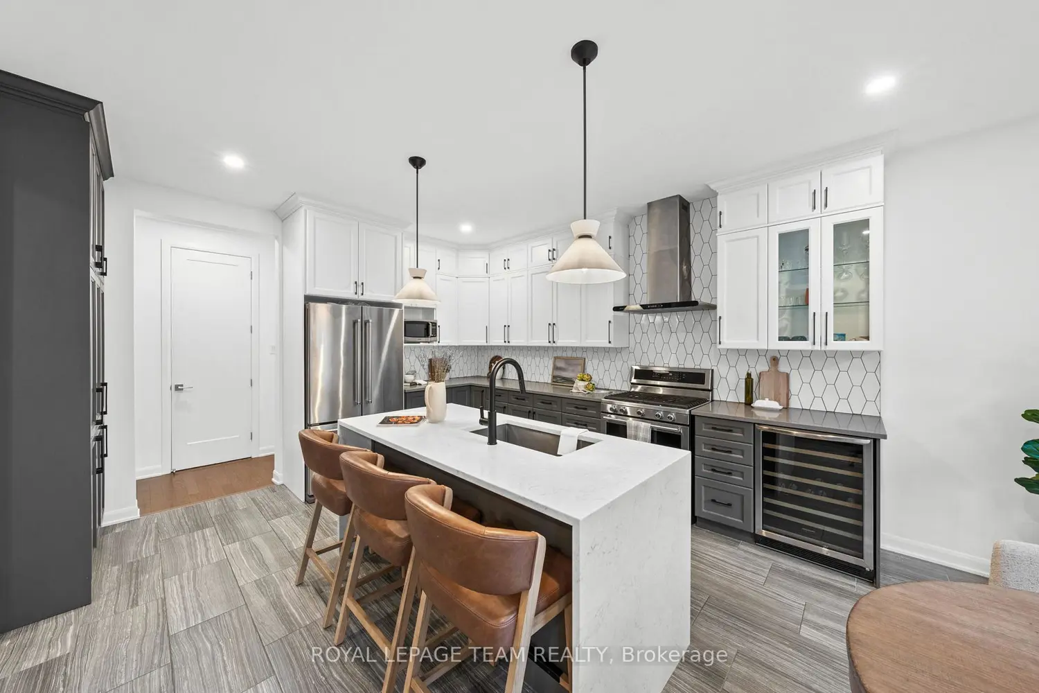 1007 Offley Road photo 2