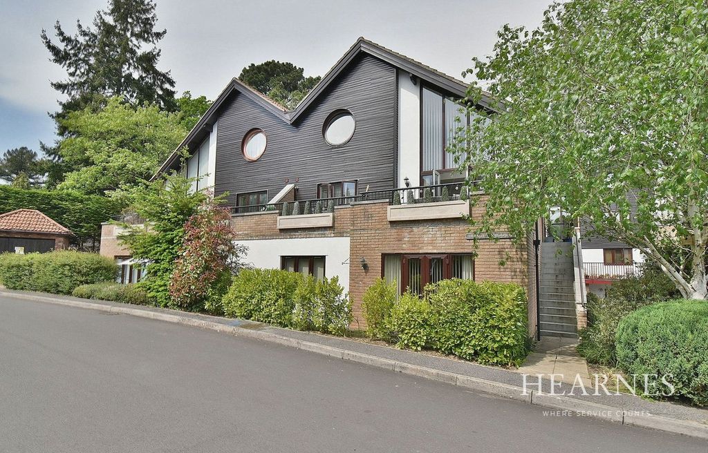 3 bed flat for saleCoach House Mews, Ferndown BH22
