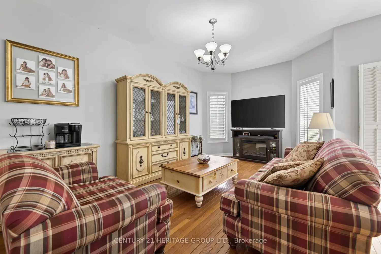 1858 Emerald Court photo 4