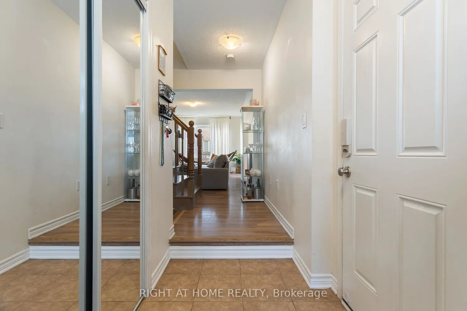 1550 Gainer Crescent photo 2