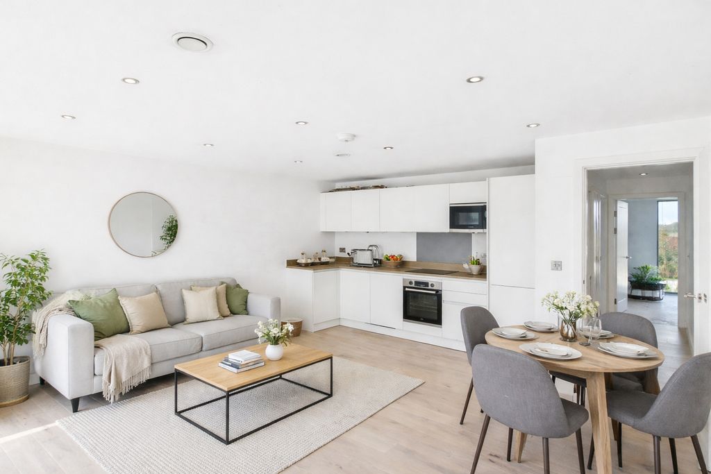 Additional image 2 of 2 bed flat for saleStation Road, Gerrards Cross, Buckinghamshire SL9
