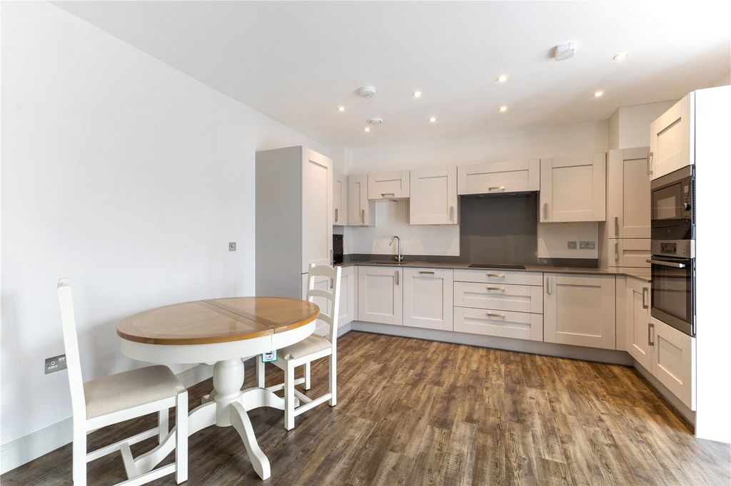2 bed flat for saleDenzil Road, Guildford, Surrey GU2 photo 3