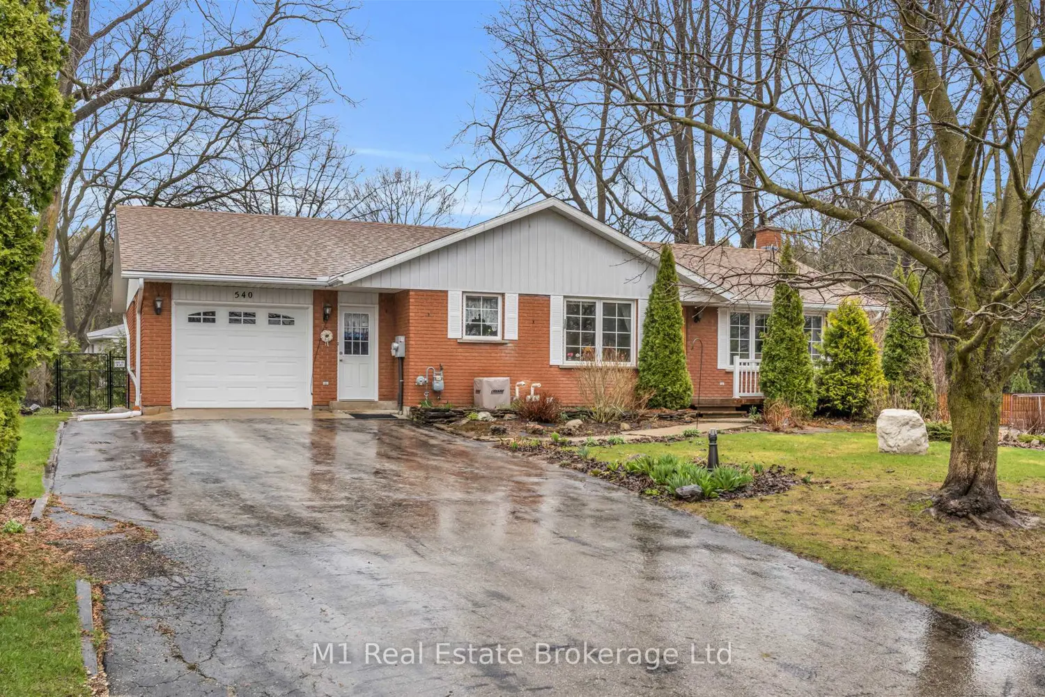 540 Church Crescent photo 2
