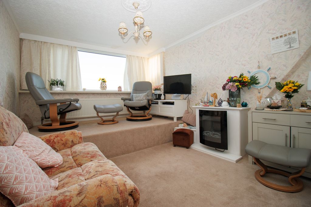 2 bed flat for saleThe Crescent, Filey YO14 photo 2