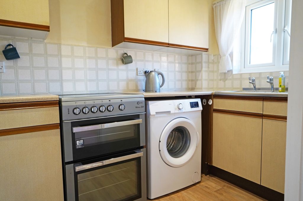 1 bed flat for saleParsonage Court, Highworth, Swindon SN6 photo 3