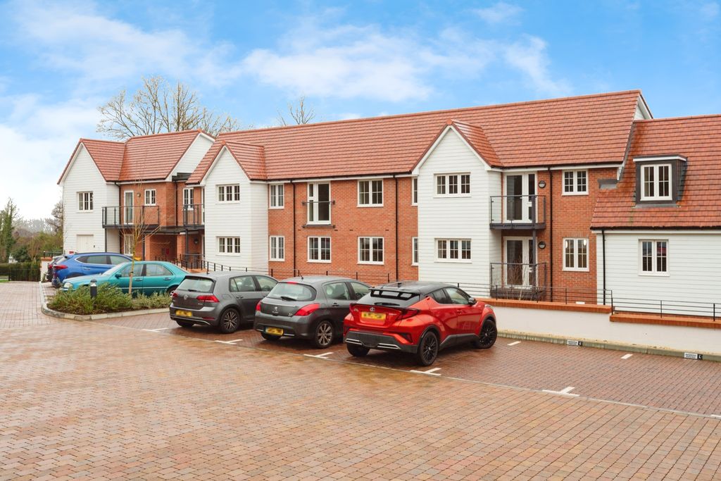 2 bed flat for saleWeavers House, Highgate Hill, Hawkhurst, Cranbrook TN18 photo 3