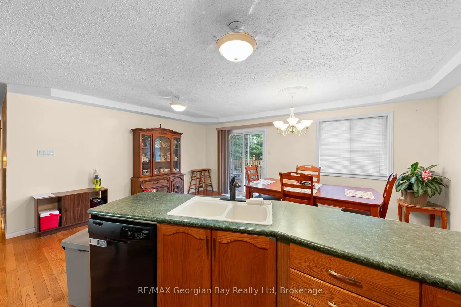 477 Albert Street photo 4