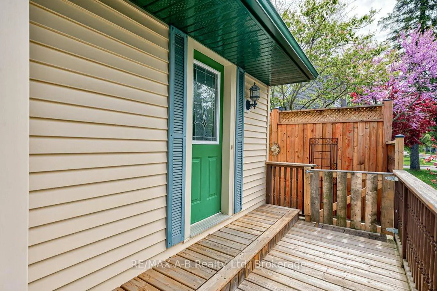 304 Douglas Street photo 2