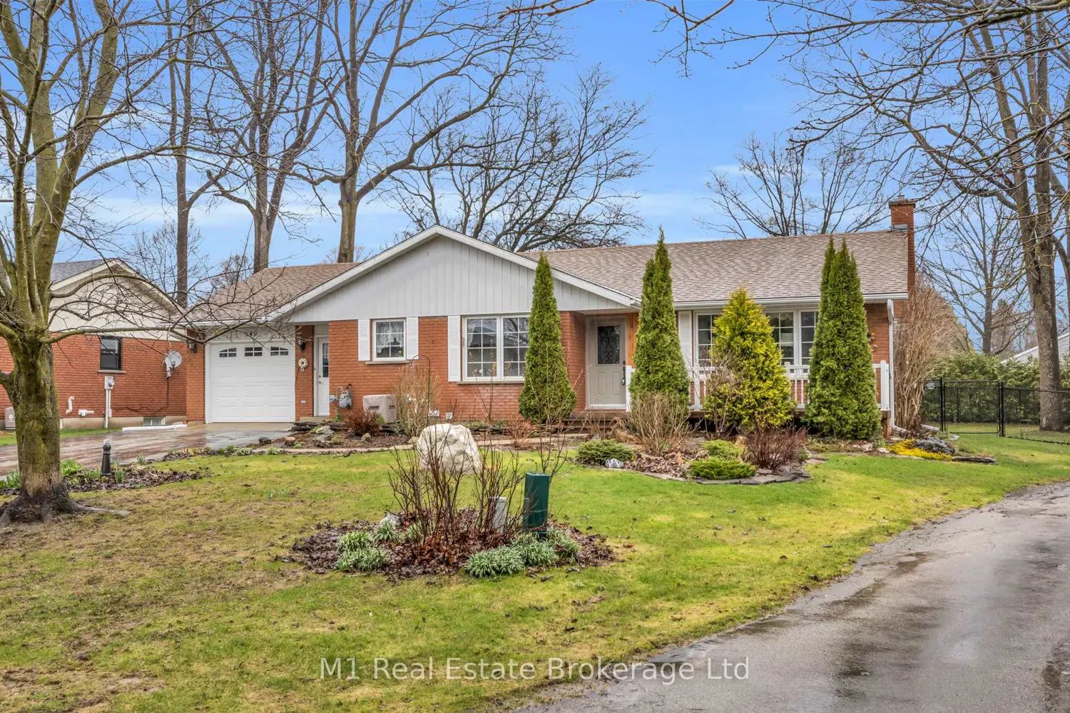 540 Church Crescent photo 3