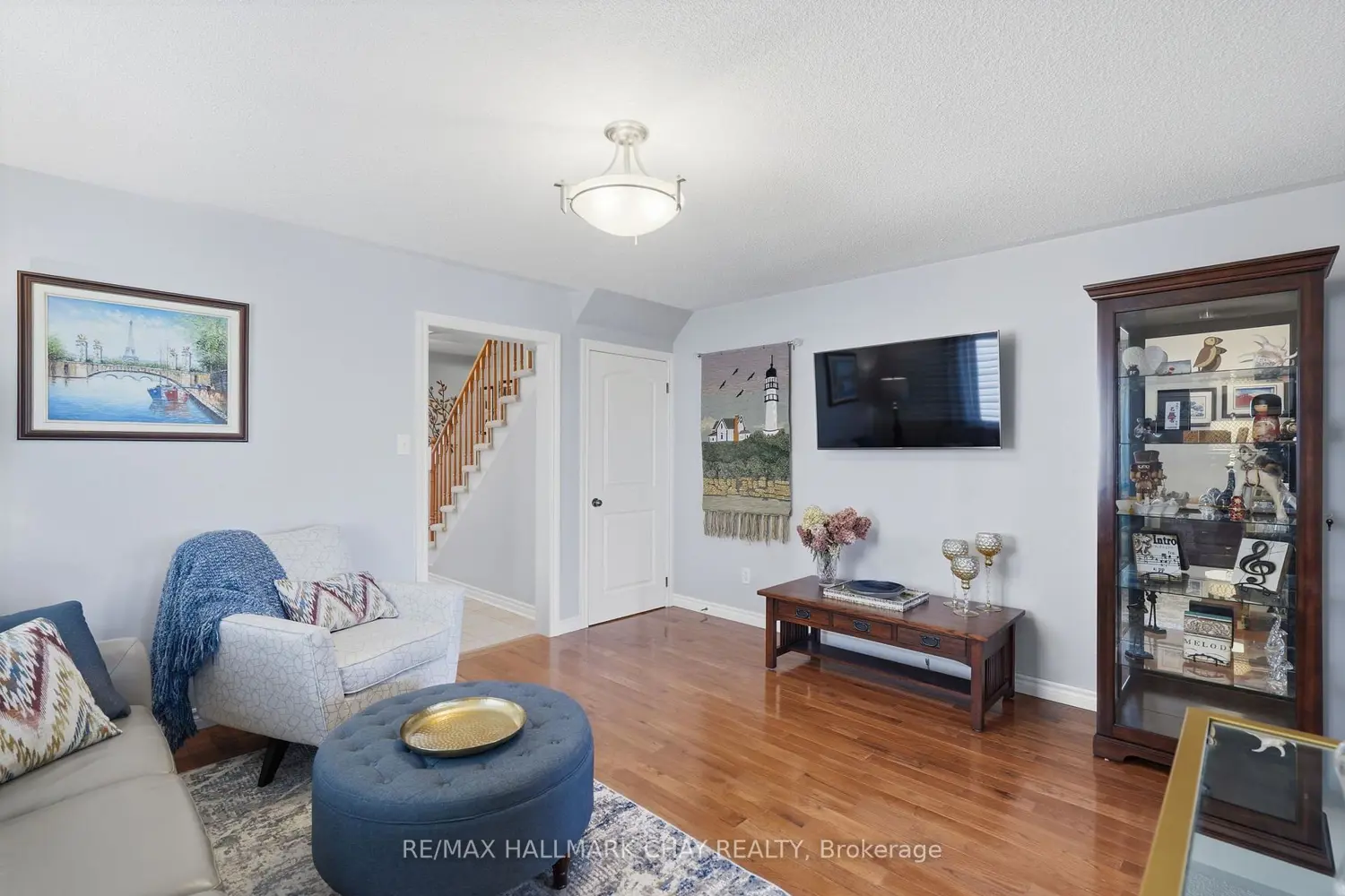 215 Banting Crescent photo 3