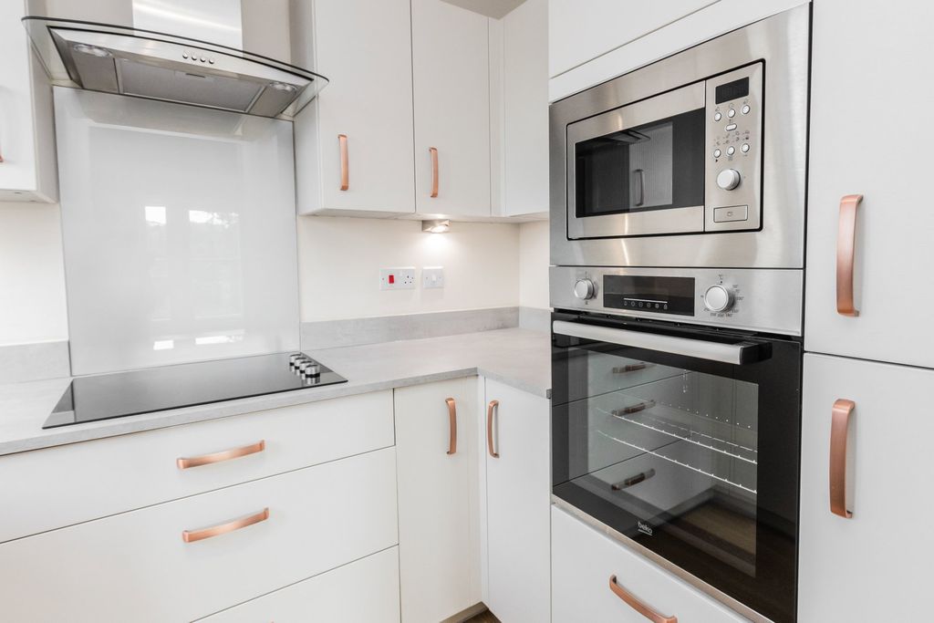 2 bed flat for saleHighgate Hill, Hawkhurst TN18 photo 4