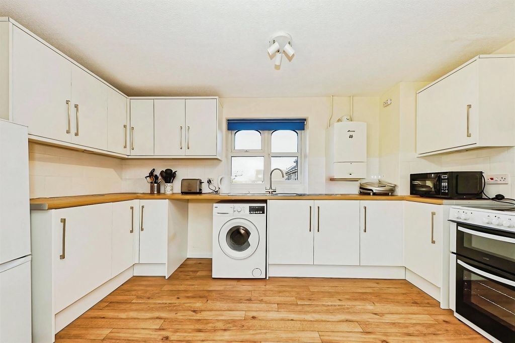 1 bed flat for saleAbbey Fields, Faversham ME13 photo 2
