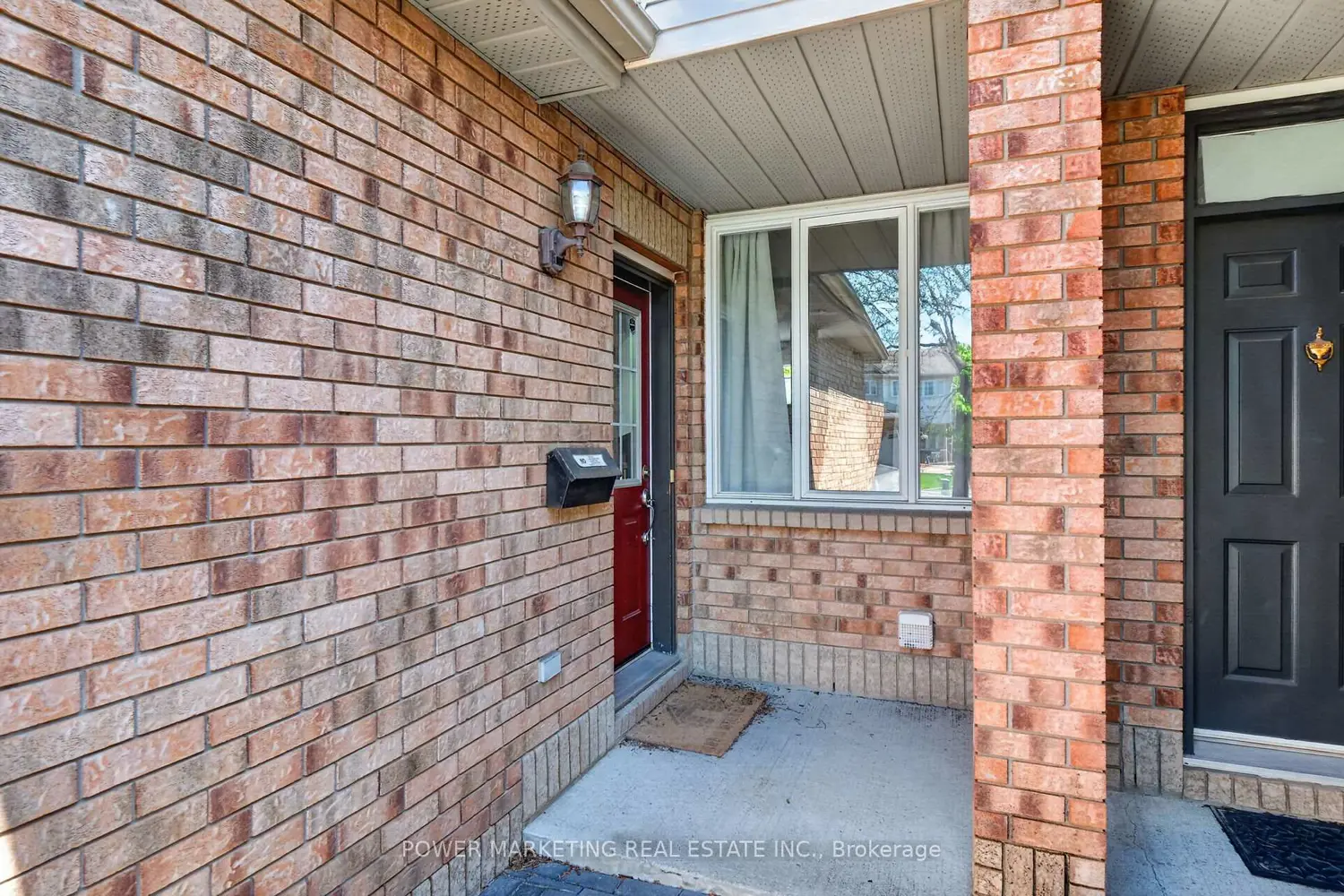 1493 Lynx Crescent photo 4
