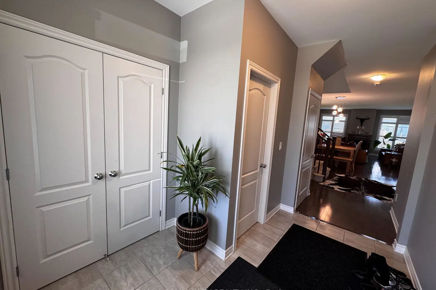 1098 Woodhaven Drive photo 2