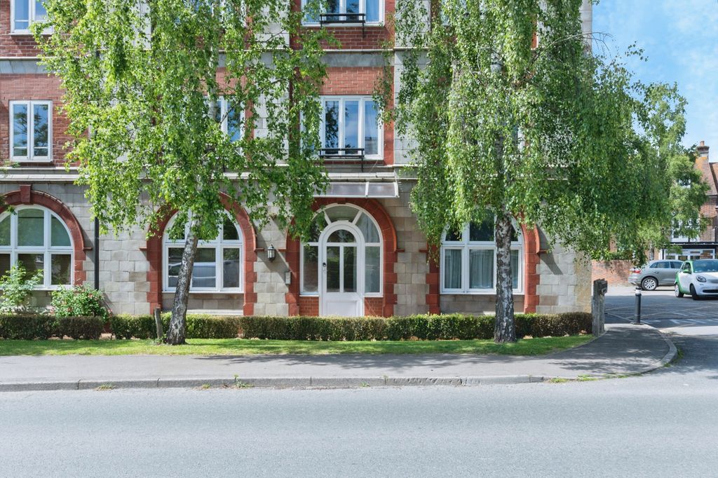 2 bed flat for saleDownton, Salisbury SP5 photo 2