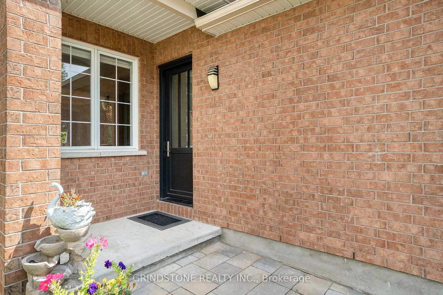 95 Evanshen Crescent photo 2