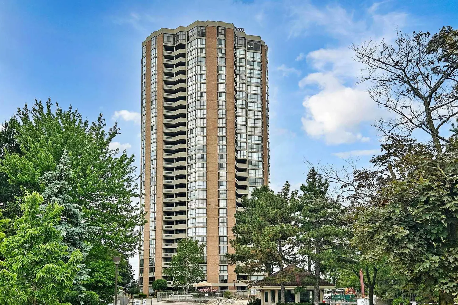 85 Skymark Drive 1001