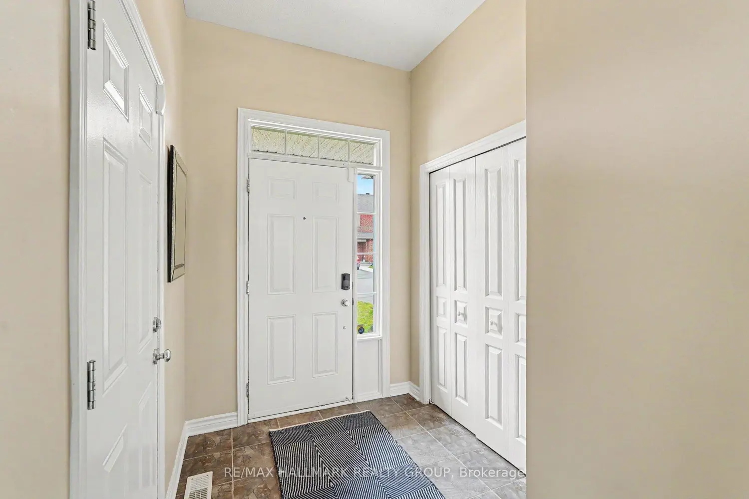 1433 Comfrey Crescent photo 2