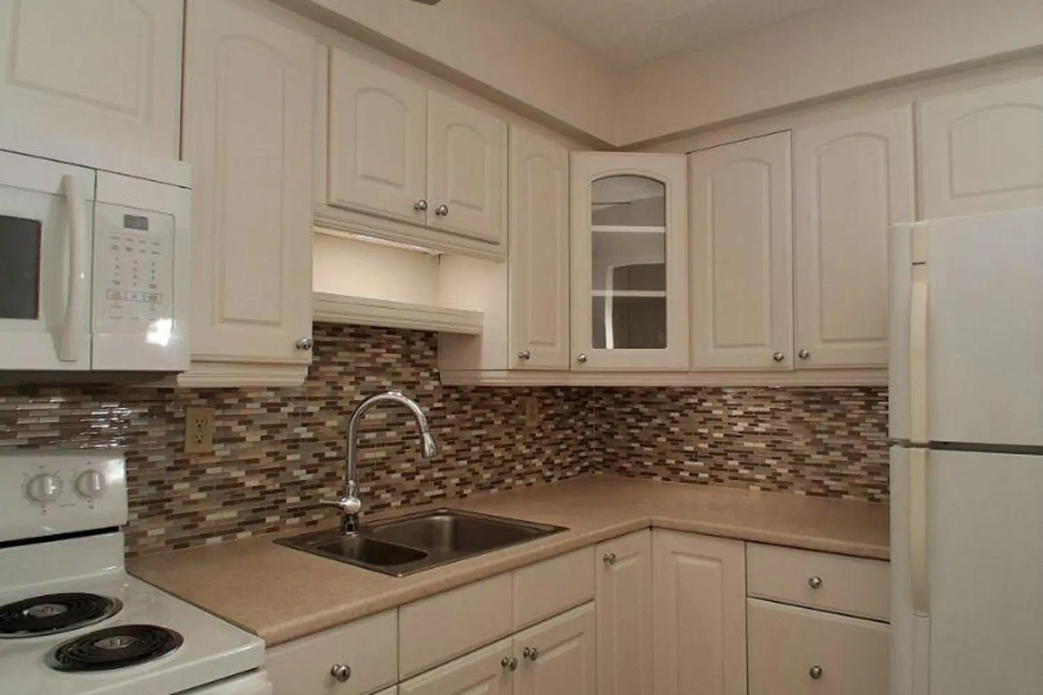 975 Warwick Court 605 photo 5