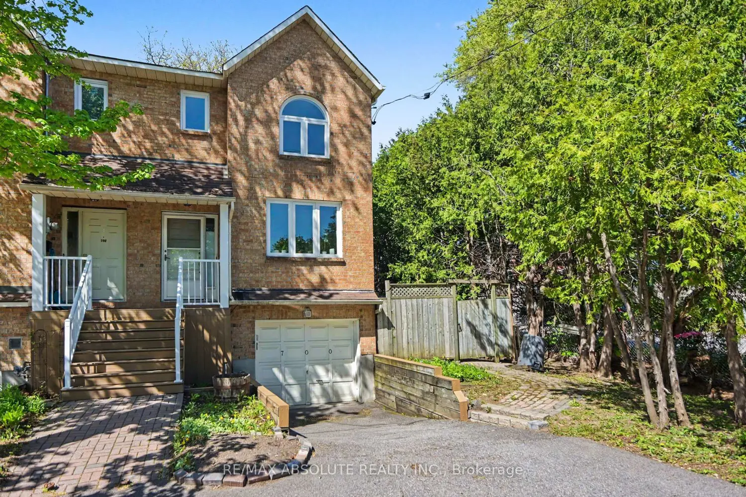 700 Tweesdmuir Avenue photo 2