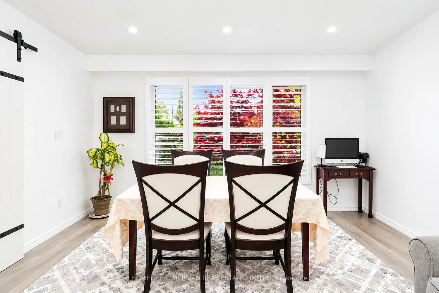 20 Lawrence Crescent photo 4