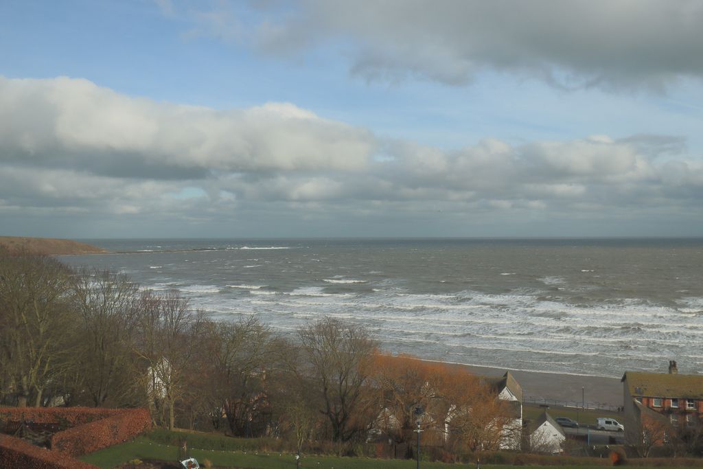 2 bed flat for saleThe Crescent, Filey YO14 photo 3